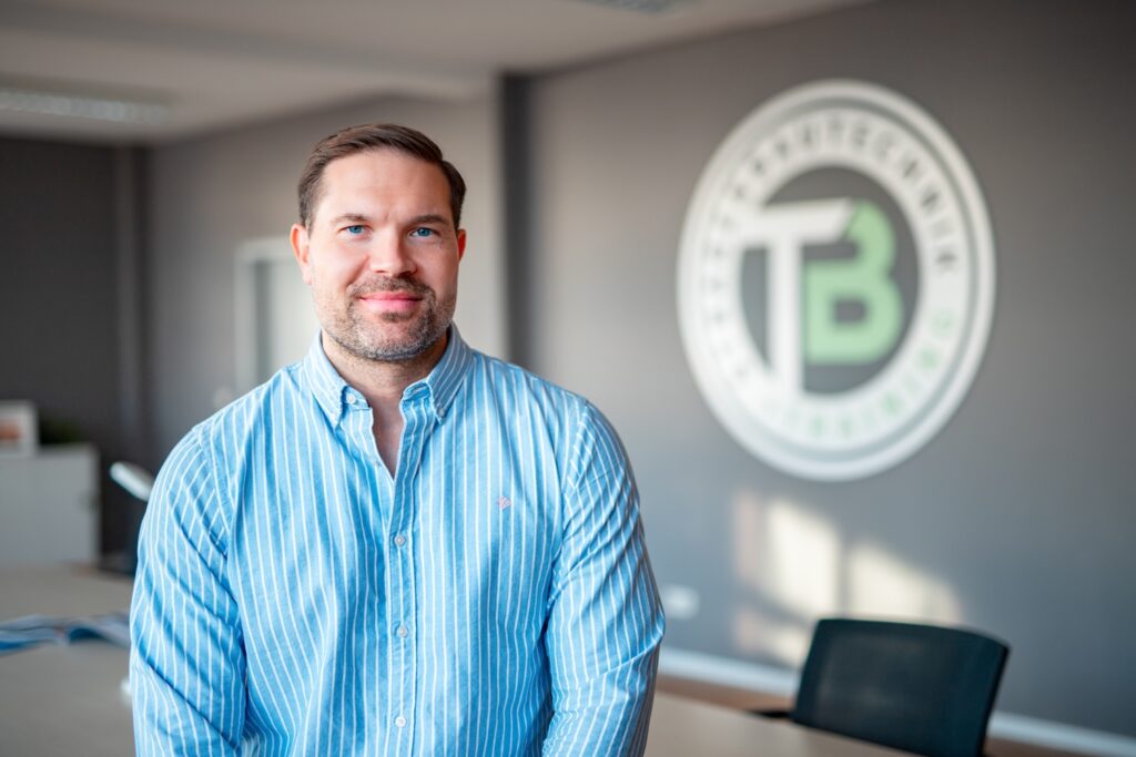 Thomas Bauer, Geschäftsführer und Gründer der TB Straßenbautechnik + Training GmbH, in seinem Schulungsraum für Walzenfahrerschulungen in Erfurt